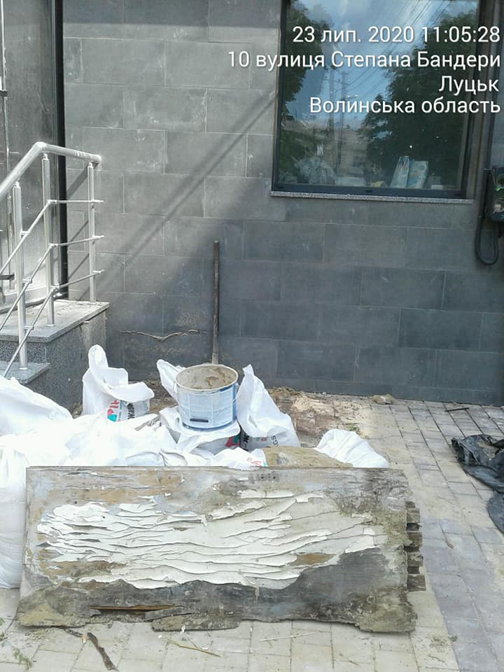 Підприємицю у Луцьку насварили за сміття і нескошену траву (фото)