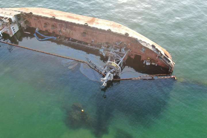 Надзвичайна ситуація: із  танкера Delfi стався  новий витік нафти