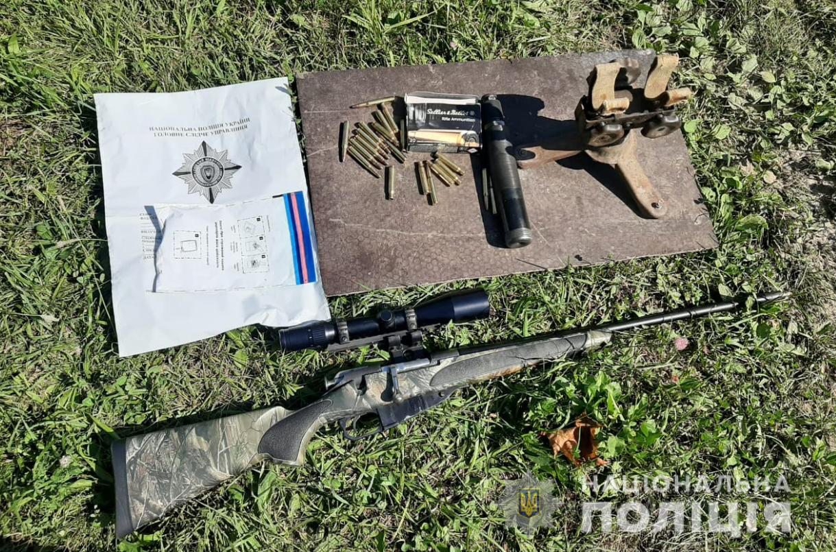 У Горохові в чоловіка знайшли гвинтівку з глушником та набої (фото)