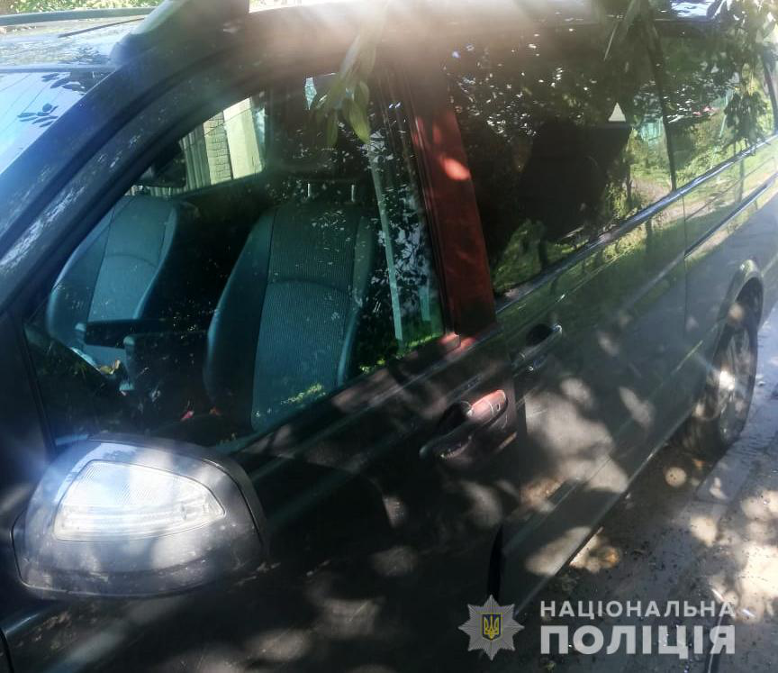 З авто волинського депутата вкрали сумку, в якій було понад 30 тисяч гривень (фото)
