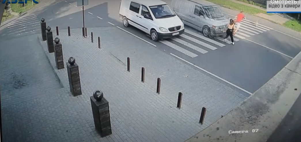 Дівчину відкинуло на кілька метрів: показали відео аварії у Рованцях