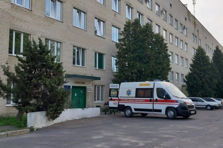 Очікували біля лікарні на темному «джипі»: керівниці Володимир-Волинського ТМО погрожують