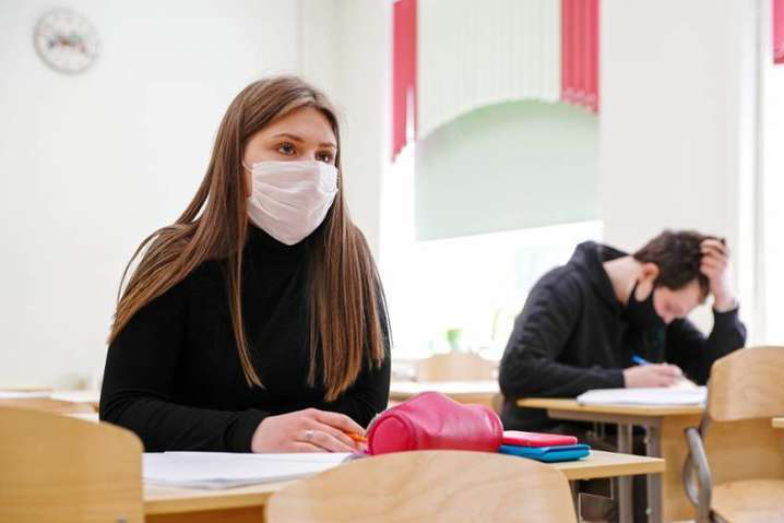 Нові правила організації навчання: кому можна у школу без маски