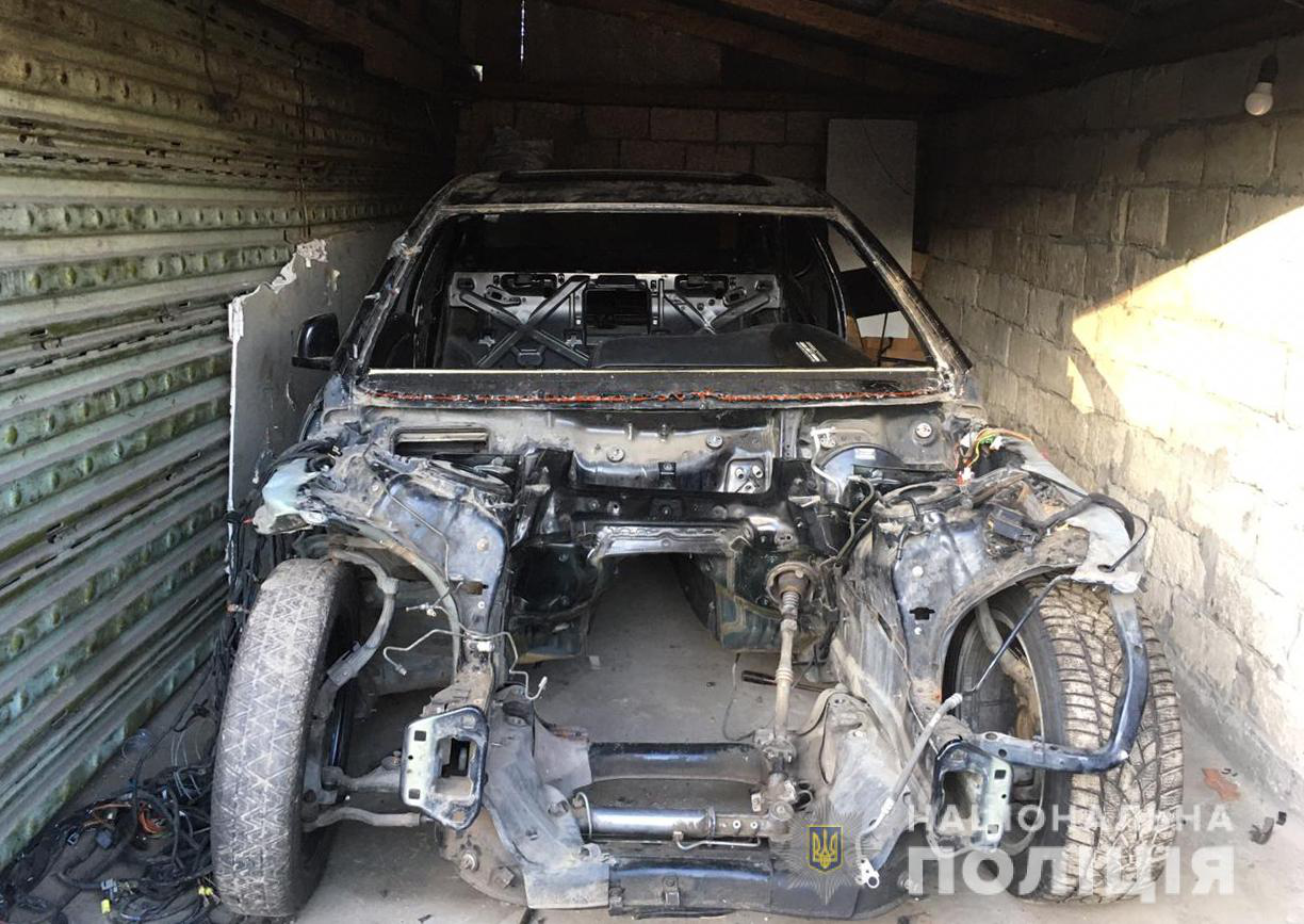 Вивезли трактором: у Любомльському районі з автостоянки вкрали «мерседес» (фото)
