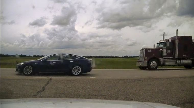 У Канаді Tesla на автопілоті втікала від поліції, поки водій та пасажир спали