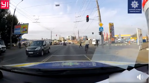 У Луцьку патрульні покарали велосипедиста, який проїхав на червоне світло (відео)