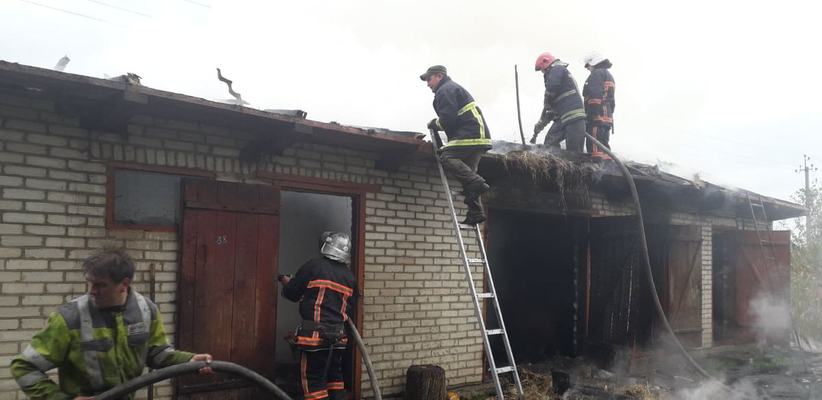Згоріло 6 тонн соломи та 80 квадратів покрівлі: пожежа у Рожищенському районі (ФОТО)