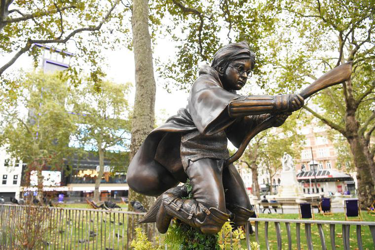 В компанії Мері Поппінс: в Лондоні встановили пам’ятник Гаррі Поттеру