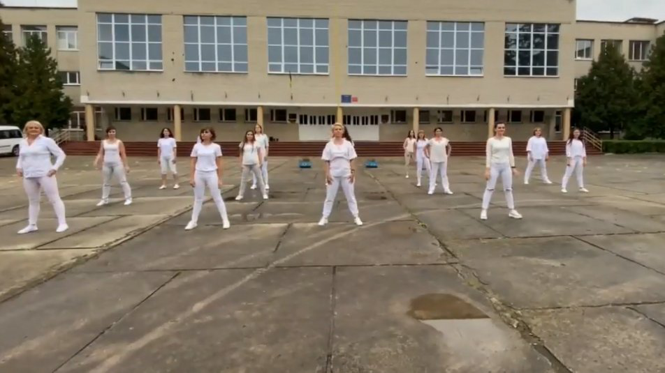 Танцюють всі: луцькі вчителі «запалили» на шкільному подвір'ї (відео)