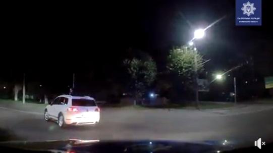 Пасажирка визирала через люк, а водійка була п’яна: нічні пригоди патрульних у Луцьку (відео)