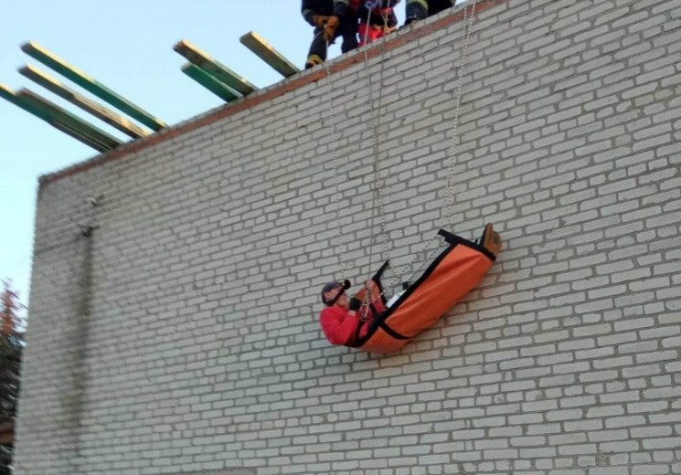 У Маневицькому районі рятувальники знімали пораненого чоловіка з даху