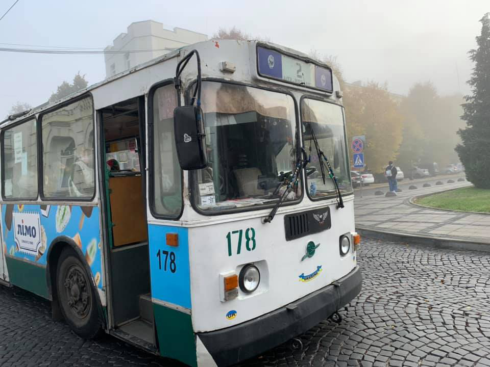 У Луцьку поліція раптово зупинила тролейбус, аби перерахувати пасажирів