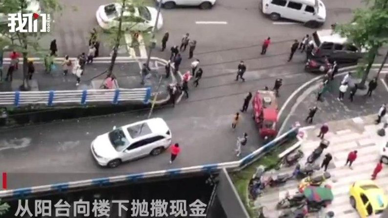 У Китаї заарештували чоловіка, який обсипав перехожих грошима з вікна