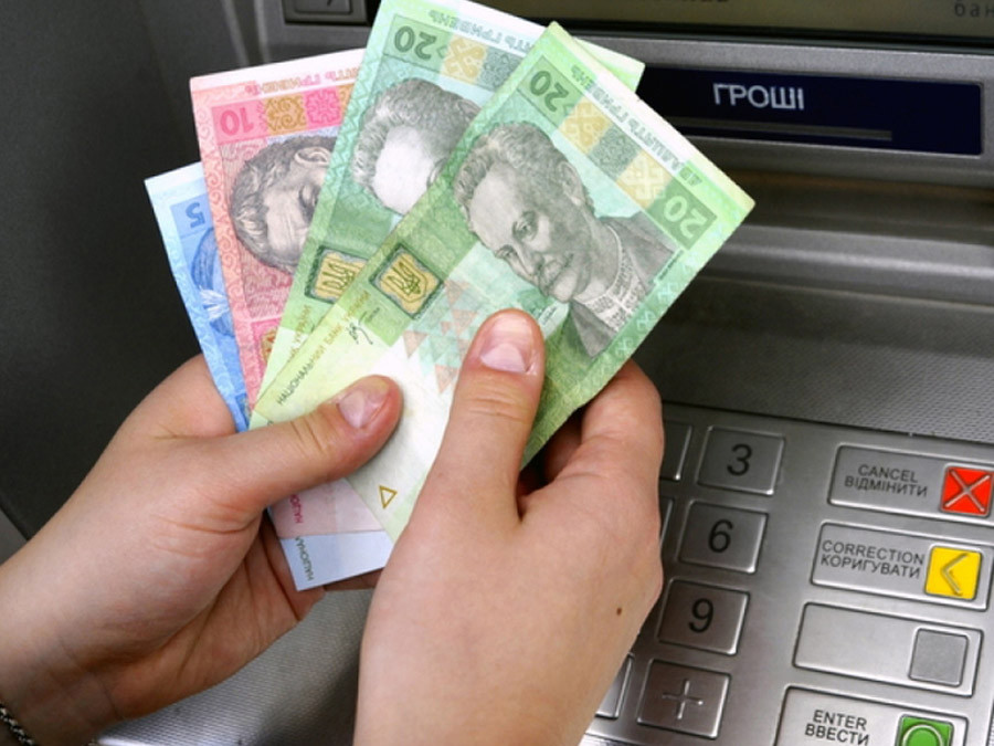 Українці стали рідше знімати паперові гроші