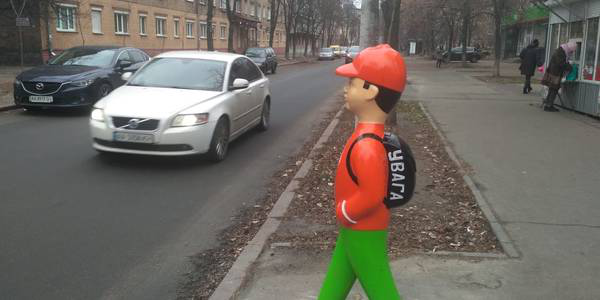 У Луцьку біля переходів встановлять пластикові фігури дітей