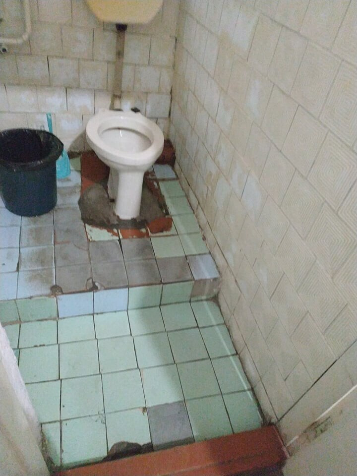Один туалет на два поверхи і крани за ширмою: хворі на ковід нарікають на умови лікарні на Волині (фото)