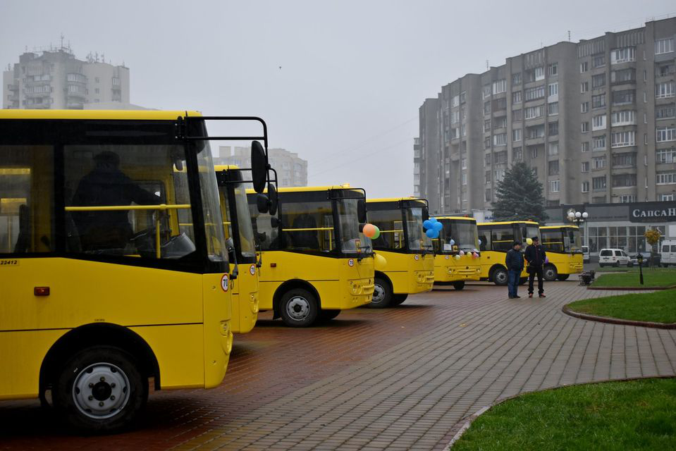 17 шкіл Волині отримали новенькі шкільні автобуси (фото)