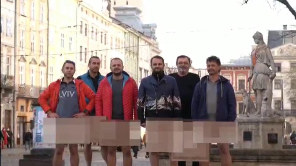 Львівські бізнесмени без штанів просять скасувати карантин вихідного дня (відео)