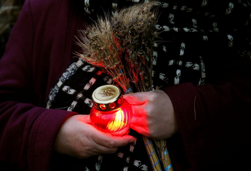 Без музики в маршрутках й зі свічкою на підвіконнях: у Луцьку вшанують пам'ять  жертв голодоморів