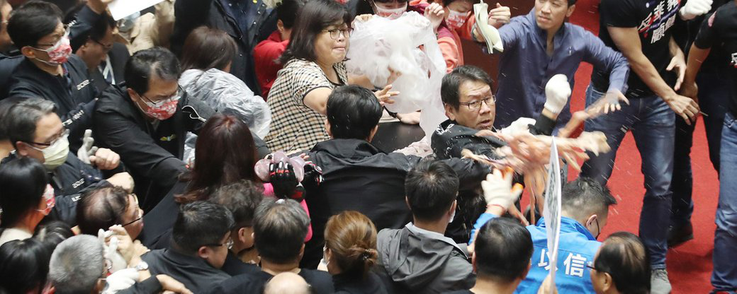 Депутати Тайваню закидали прем'єра свинячими кишками
