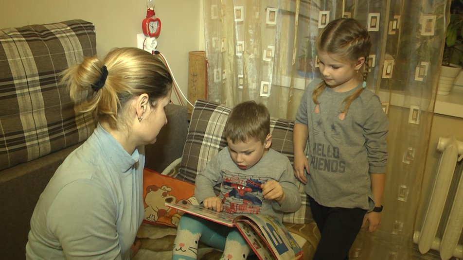 Допомагають телефони: як у Луцьку живе сім'я, в якій батьки та діти – нечуючі