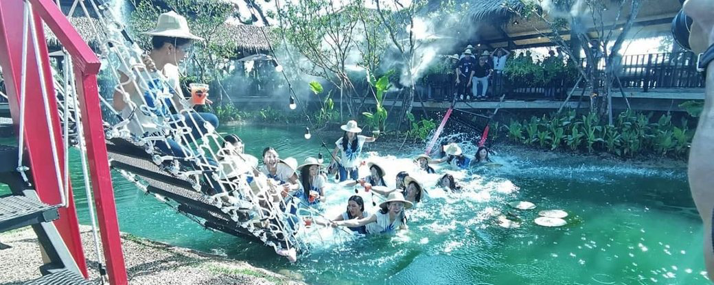 Міст не витримав: на конкурсі «Міс Таїланд» 30 учасниць упали в воду (відео)