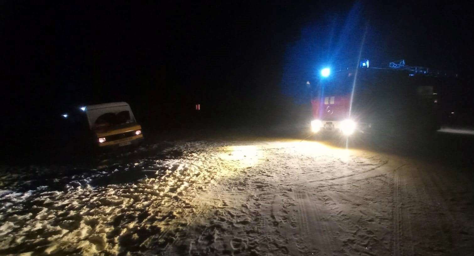 У Княгининку водій вантажівки не міг розвернутися: тягнули рятувальники (фото)