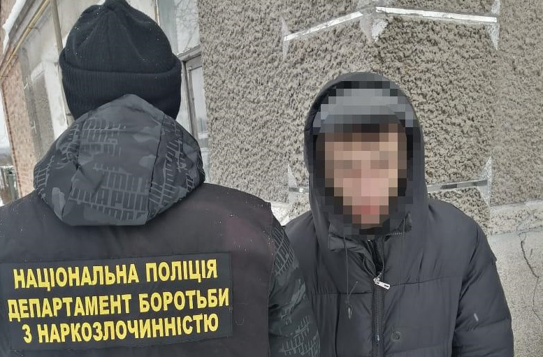 У Луцьку затримали озброєного «закладника» з наркотиками (фото)