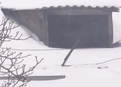 У Луцьку на Львівській обвалюється дах будинку (відео)