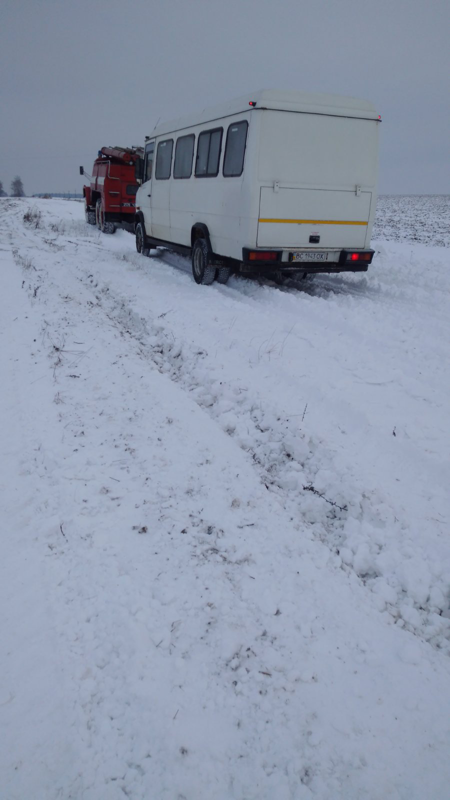На Волині рейсовий автобус і авто електриків занесло в снігові кучугури