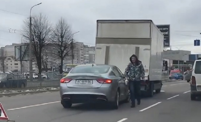 У Луцьку перед переходом легковик «наздогнав» вантажівку (відео)