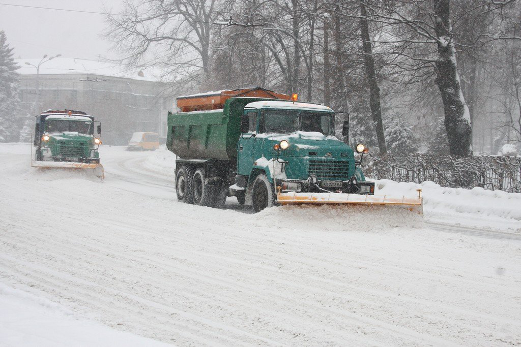 Снігопад уночі: вулиці Луцька чиститимуть 42 одиниці техніки
