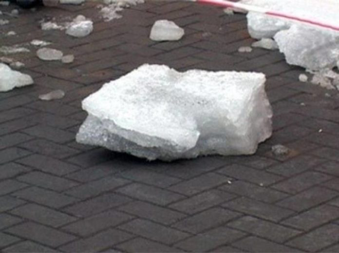 Відбиті двірники і пошкоджений дах: у Луцьку на таксі з будинку впала льодова брила