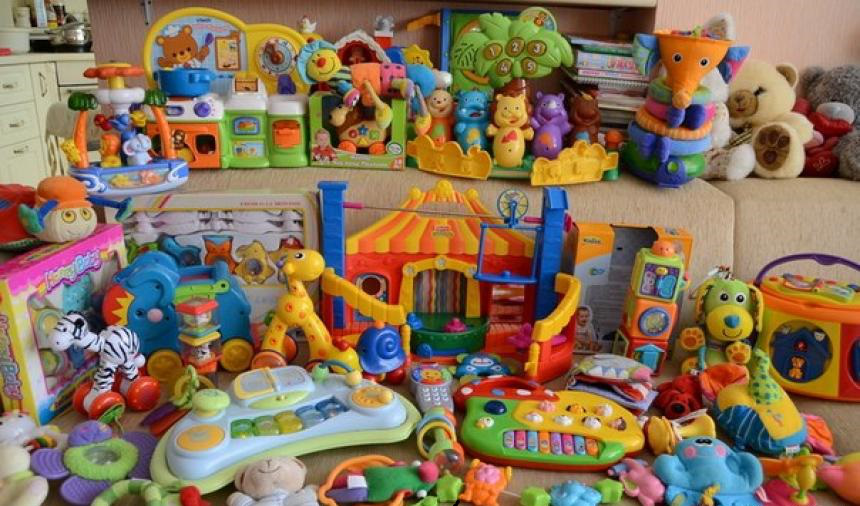 Вміст свинцю: у Луцьку продавали небезпечні іграшки для дітей (фото)