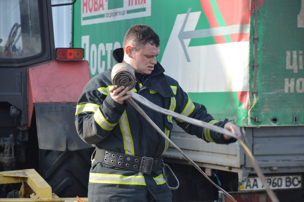 Швидка, пожежники і поліція: що трапилося біля «Нової лінії» у Луцьку (фото)