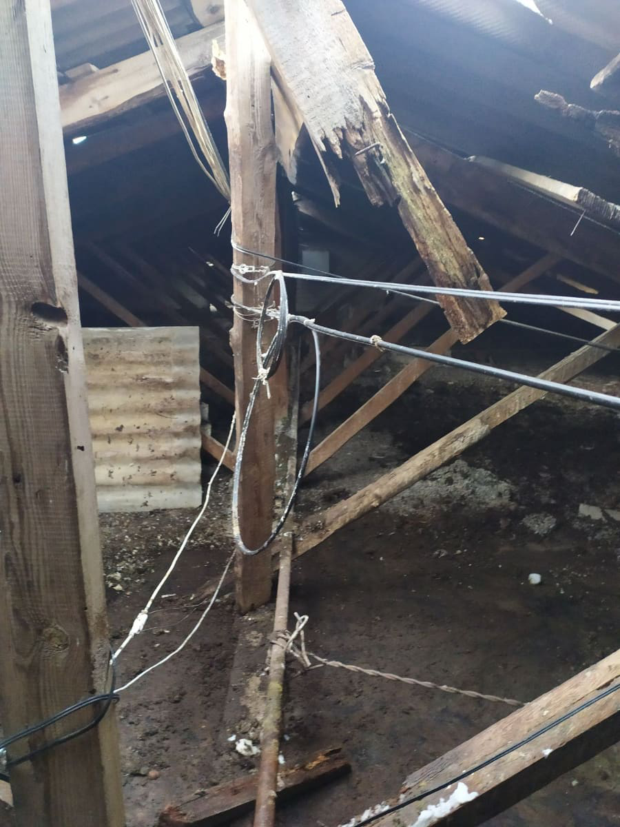 У Луцьку мешканці будинку на Львівській живуть без даху над головою (фото)