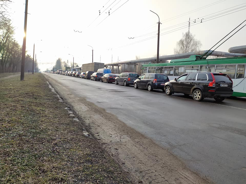 У Луцьку – кілометрові затори: люди їдуть на авторинок (фото)