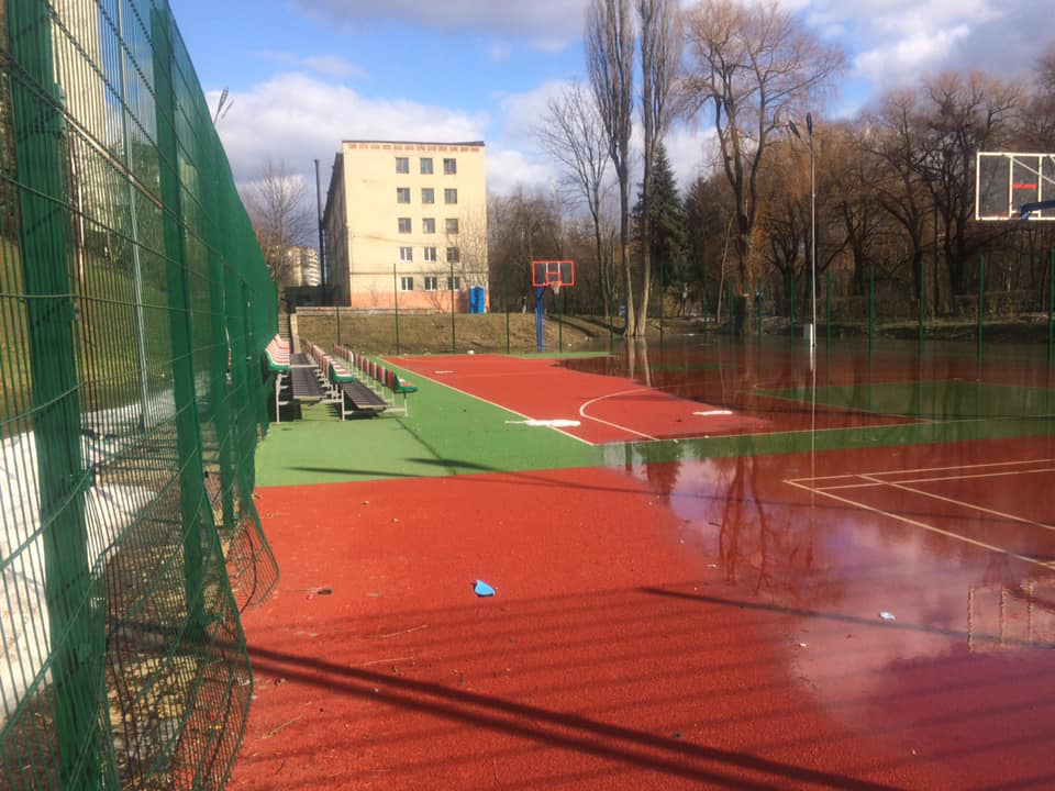 У центрі Луцька «поплив» новий спортивний майданчик (фото)