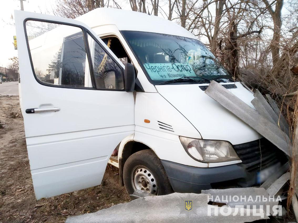 На Чернігівщині водій маршрутки помер за кермом. Бус з пасажирами влетів у паркан (фото)