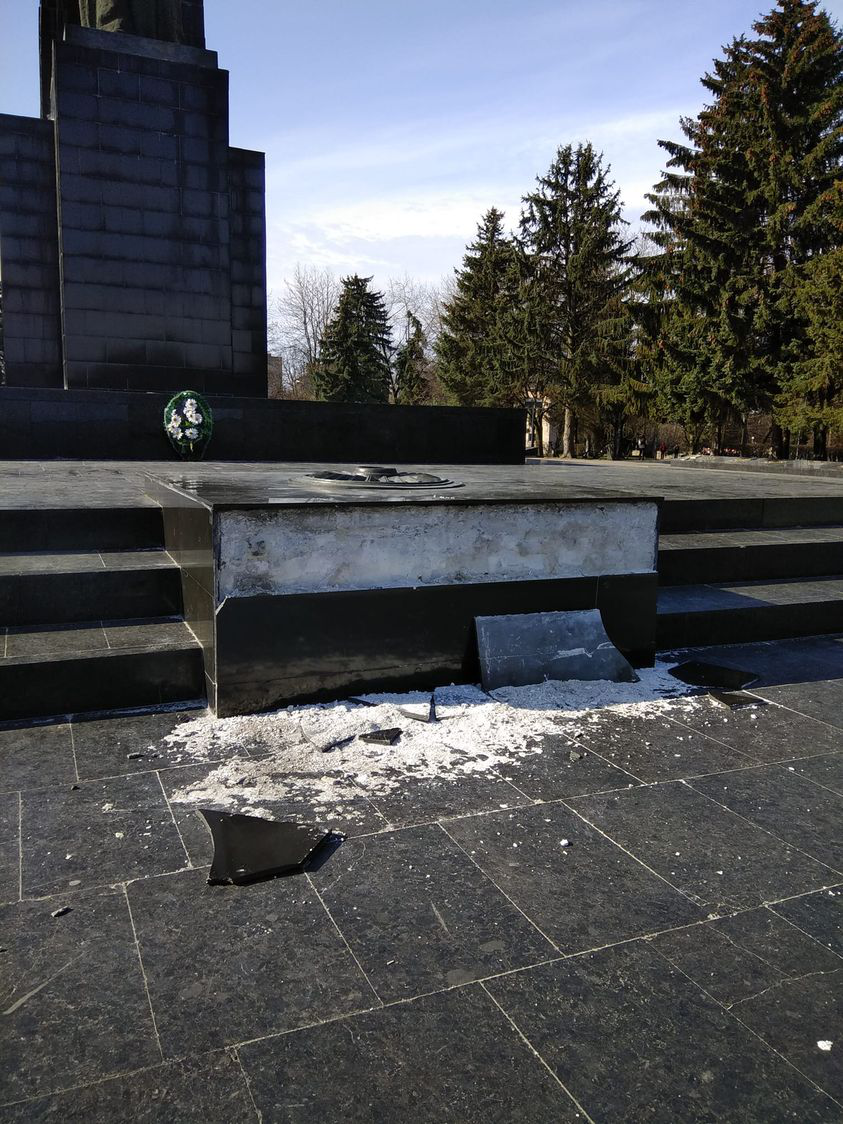 На меморіалі в Луцьку відбили шматок плити (фотофакт)