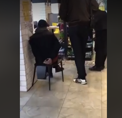 На підлозі – розкидані гроші: в магазині в Луцьку спіймали злодія (відео)