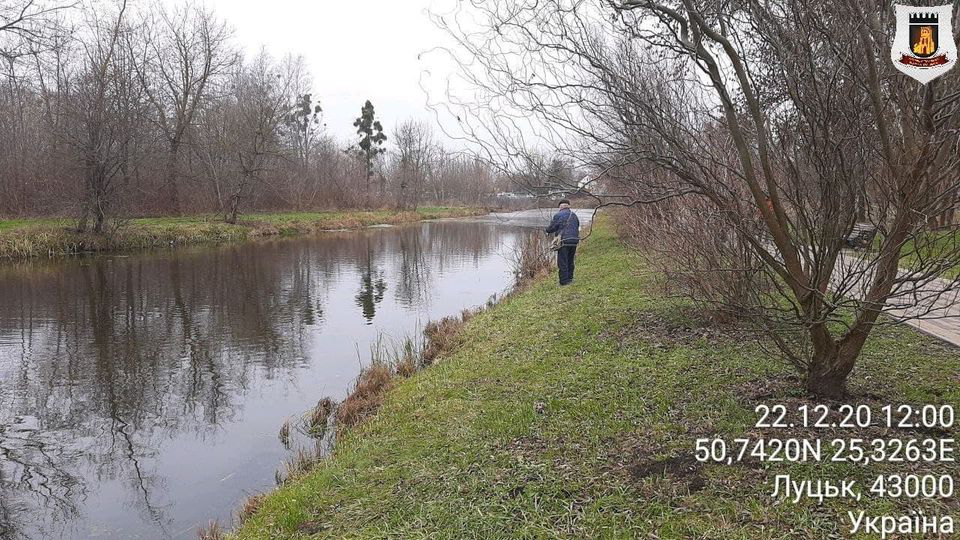 У центральному парку Луцька заборонено ловити рибу: інакше – штраф