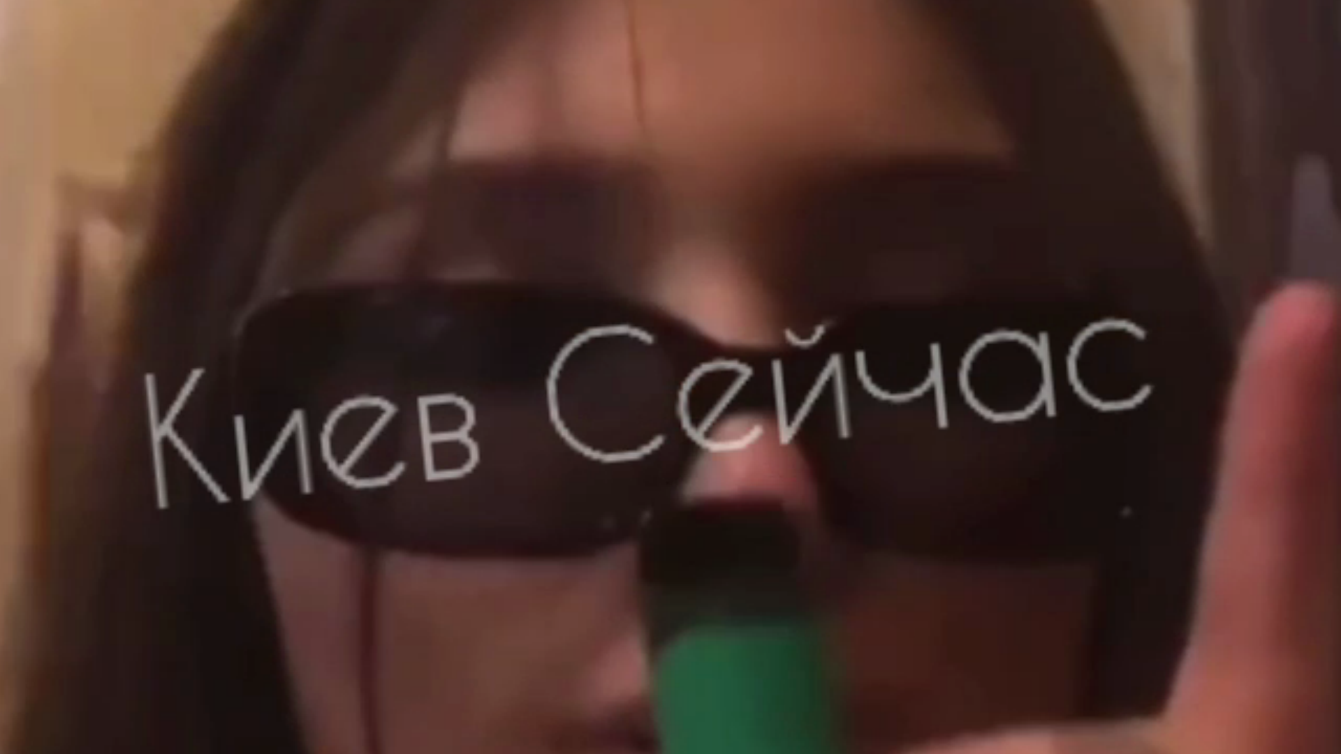 Малолітні київські блогерки курили у церкві, задували свічки і знімали це на відео