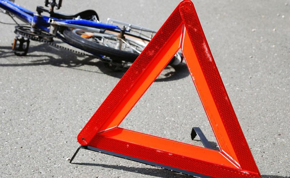 Покинув місце аварії: на Волині молодик збив велосипедистку