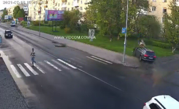 У Володимирі «фольксваген» зніс рекламний банер (відео)