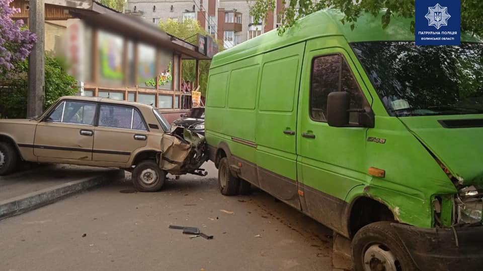 У Луцьку п’яний водій буса протаранив три припарковані автівки (фото)