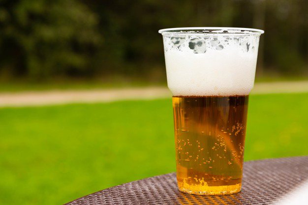 Тільки пиво в пластику: біля стадіону в Луцьку заборонять продавати алкоголь