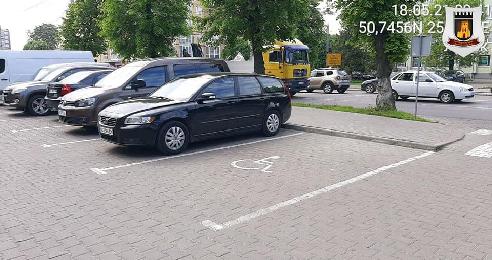 У Луцьку перевірять, чи є де паркуватися водіям з інвалідністю