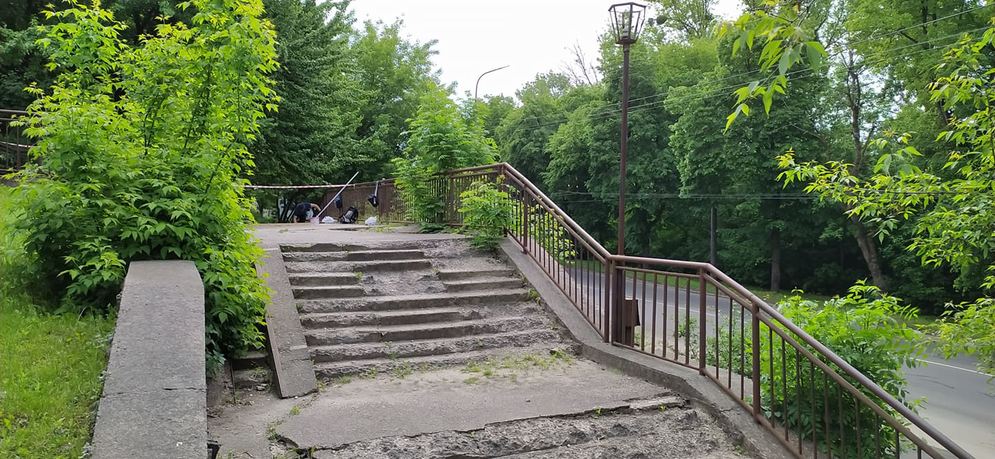 Сходи «для приречених на смерть» у Луцьку почали ремонтувати (фото)