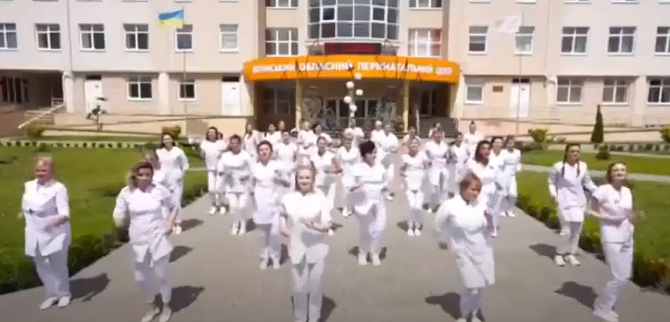 У Луцьку медики влаштували танці з нагоди професійного свята (відео)